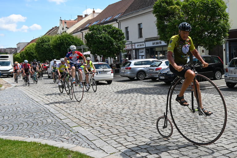 Kyjov přivítal peloton Na kole dětem. Stovky cyklistů v čele s Josefem Zimovčákem jedou na pomoc onkologicky nemocným dětem