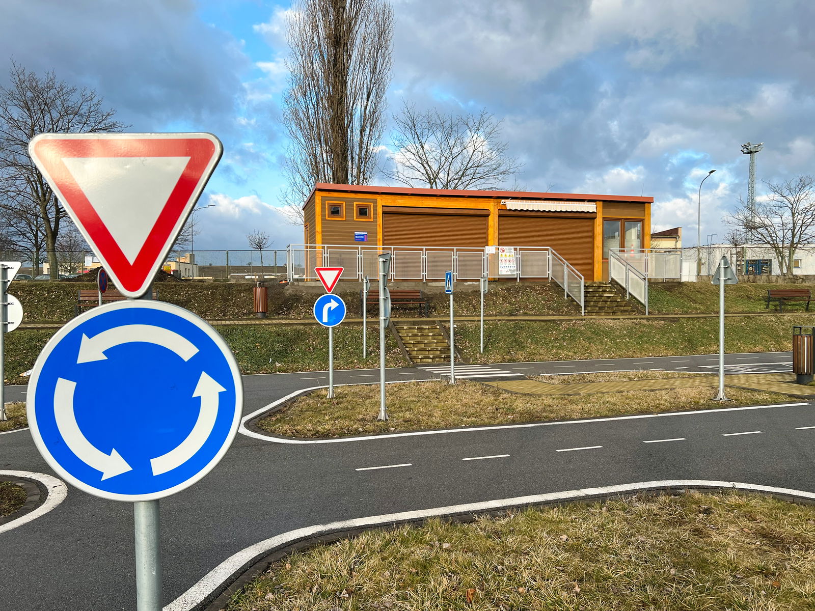 Zázemí dětského dopravního hřiště.