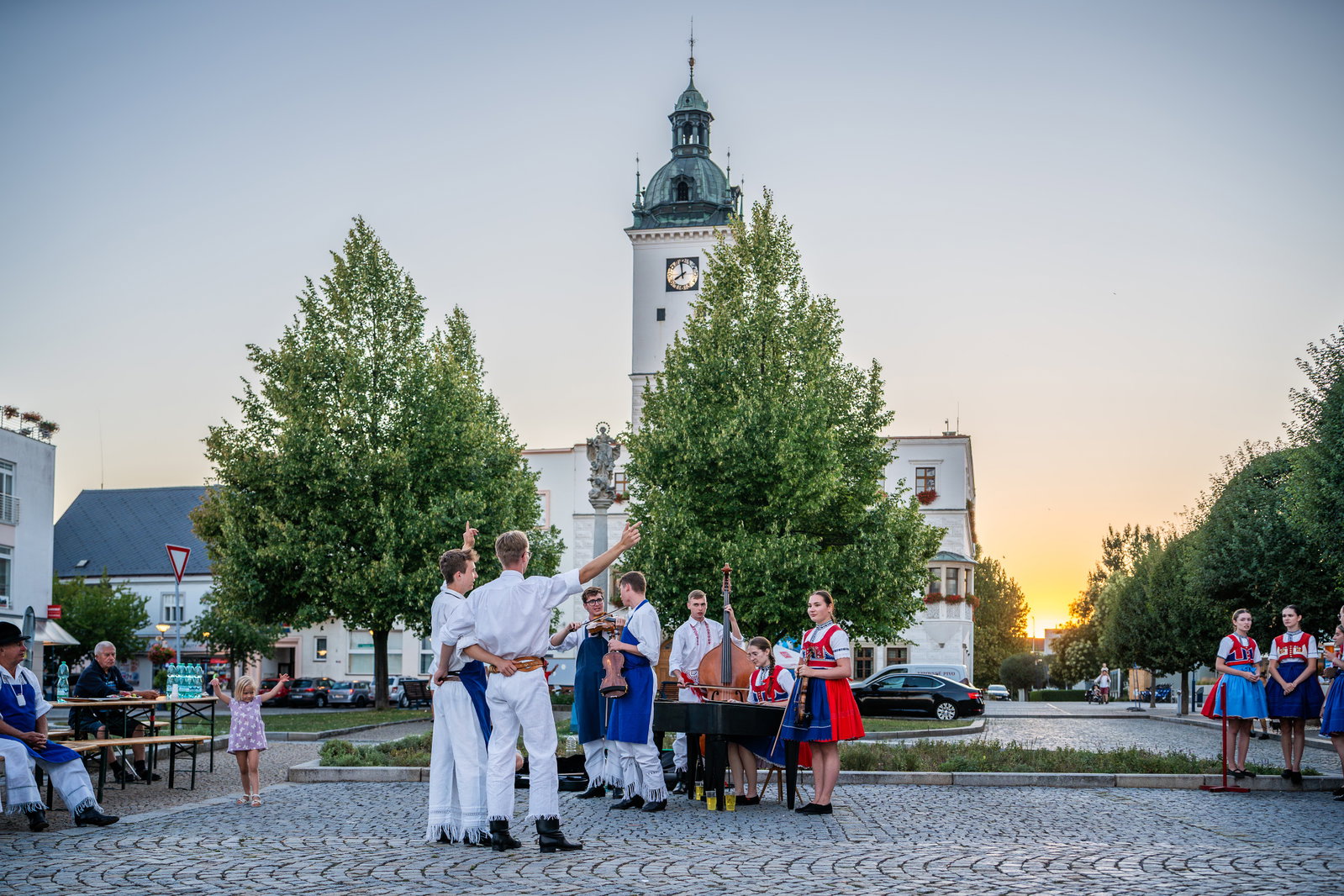 Stavění máje k příležitosti 900 let města a sousedské posezení pod májú