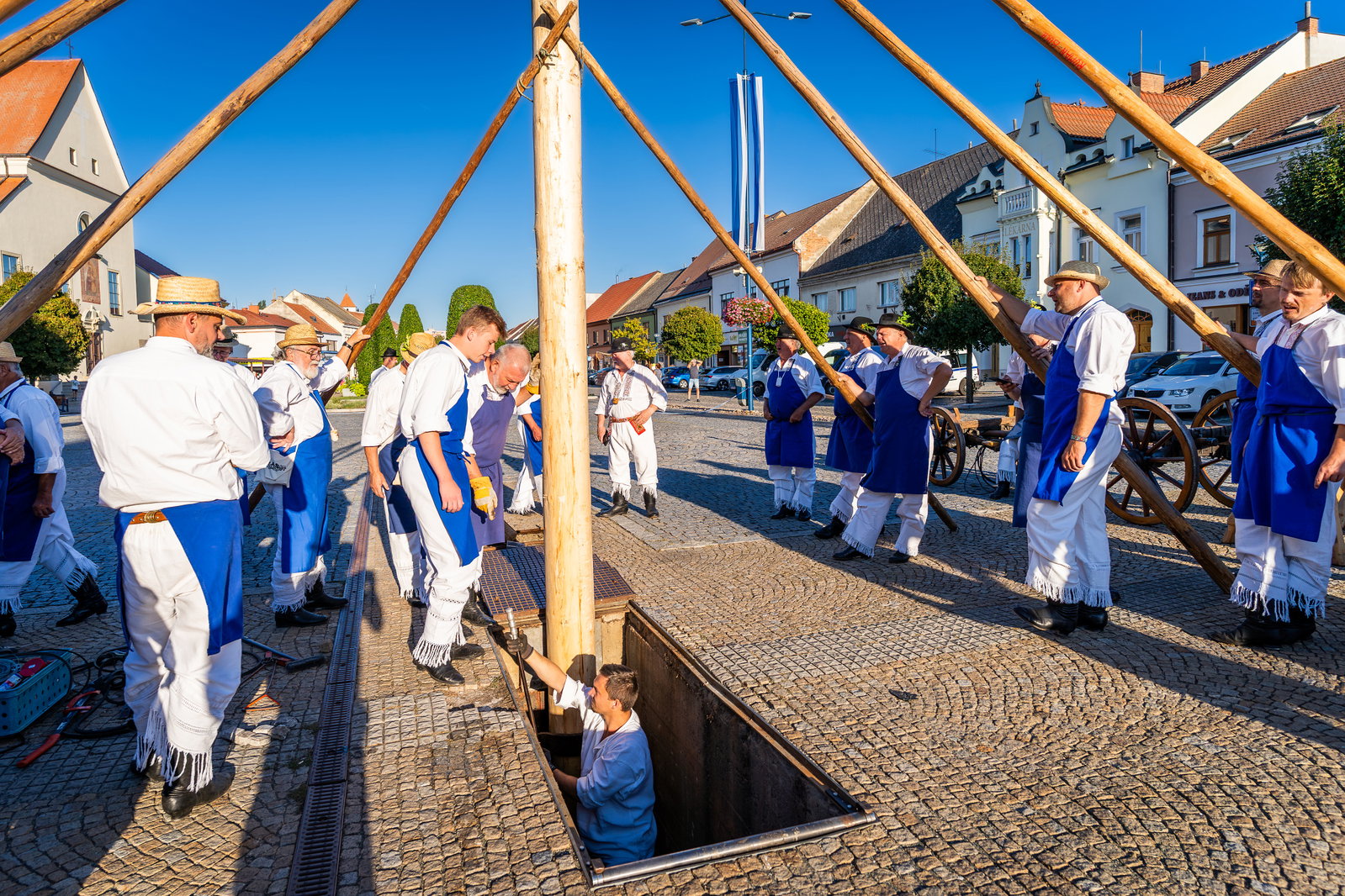 Stavění máje k příležitosti 900 let města a sousedské posezení pod májú