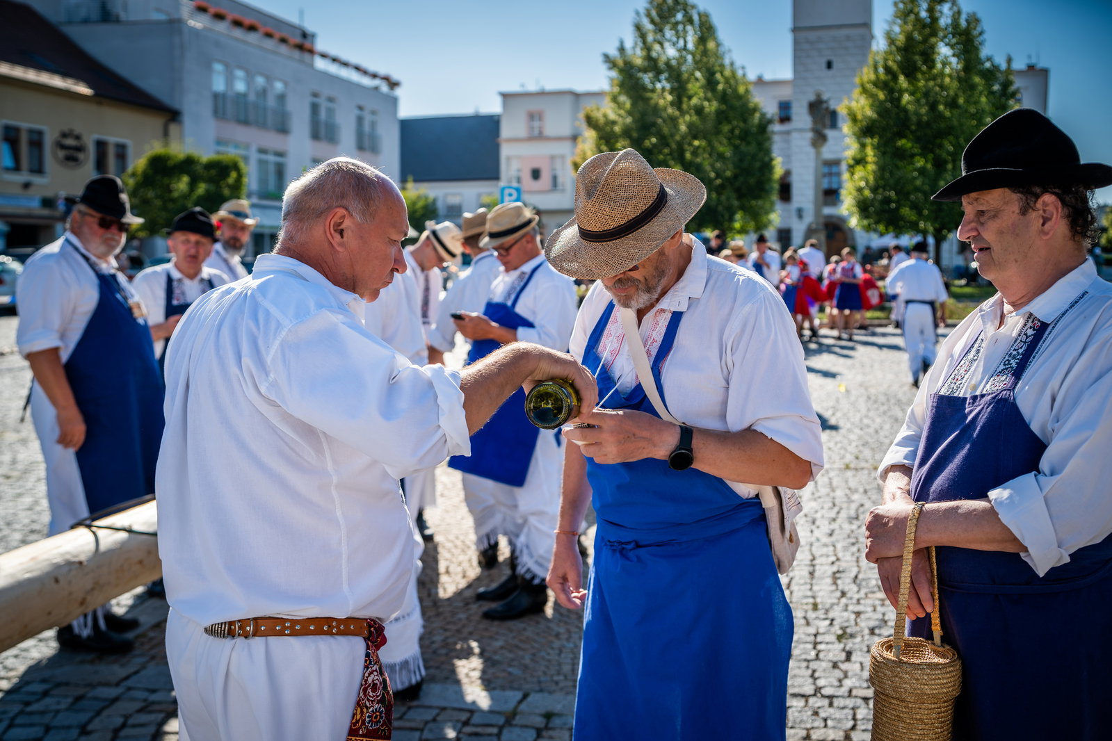 Stavění máje k příležitosti 900 let města a sousedské posezení pod májú