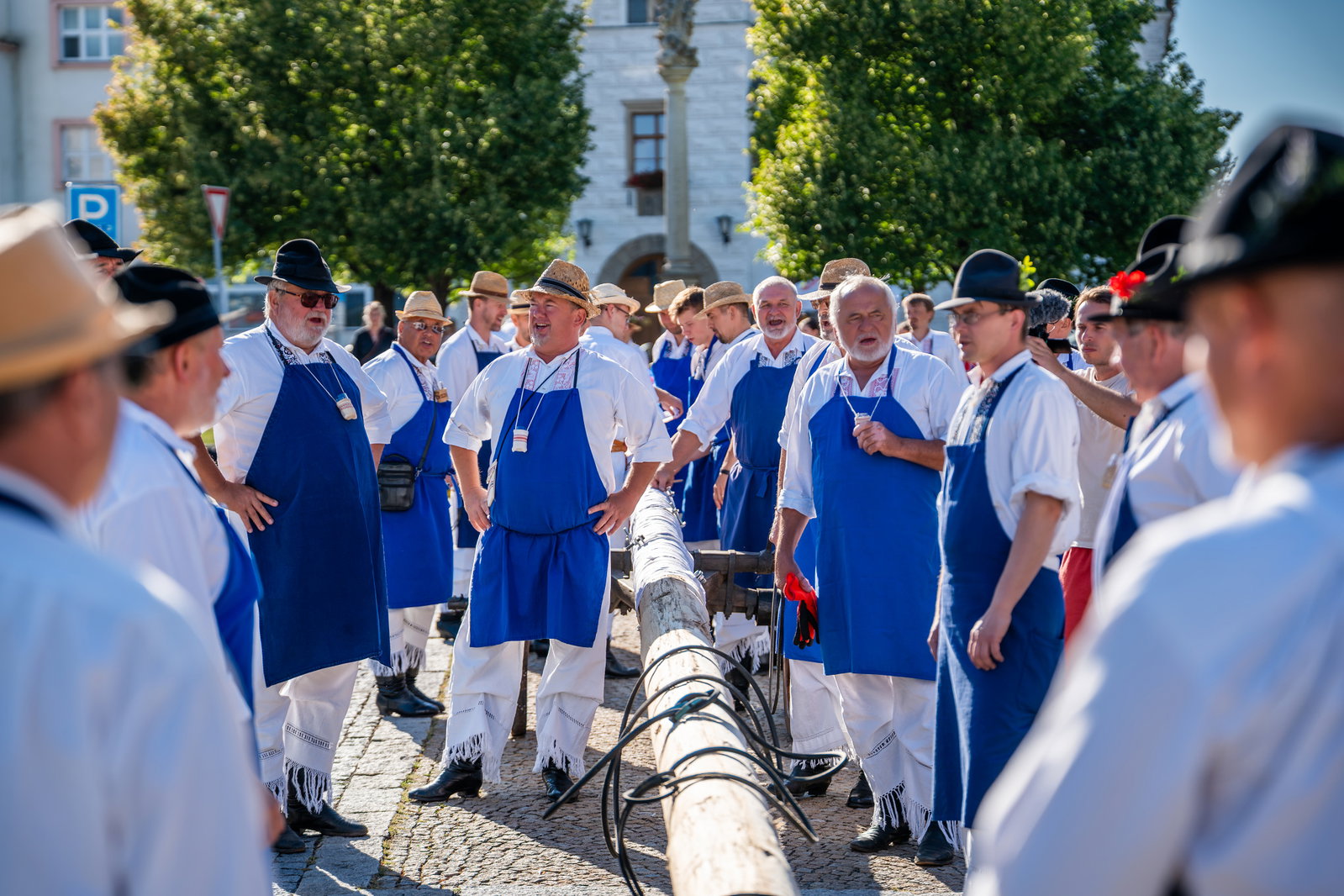 Stavění máje k příležitosti 900 let města a sousedské posezení pod májú