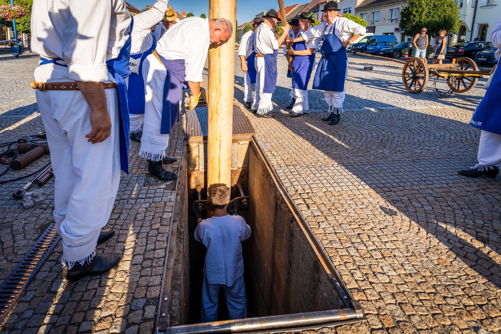 Stavění máje k příležitosti 900 let města a sousedské posezení pod májú