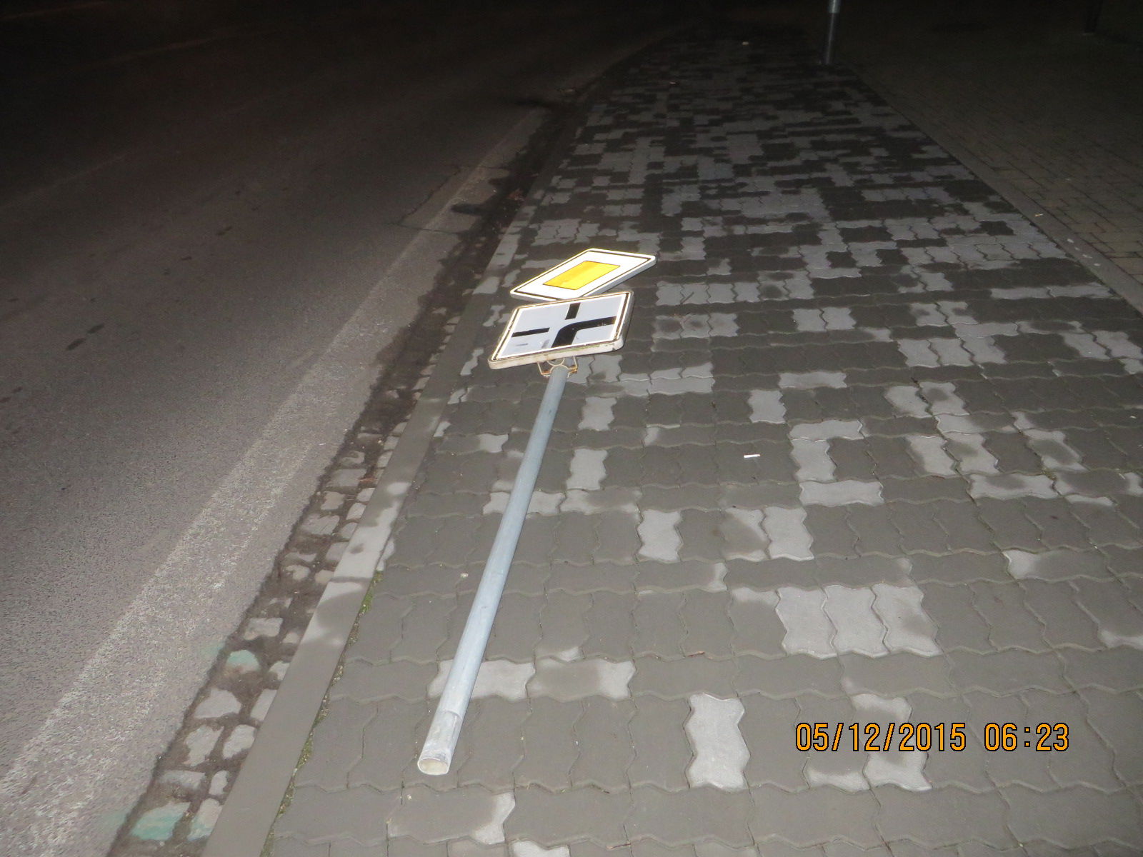 Pohozená značka v ulici Dobrovského 